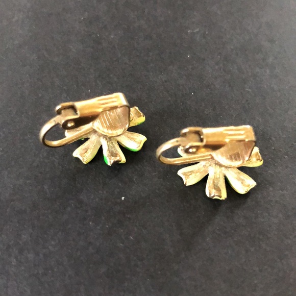 Vintage MCM Painted Metal Flower Brooch and Clip-on Earrings Lot - Picture 11 of 11